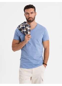 Klasyczna męska bawełniana koszulka z dekoltem w serek BASIC – niebieska V20 OM-TSBS-0237 ze sklepu ombre w kategorii T-shirty męskie - zdjęcie 183575222