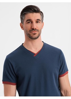 T-shirt męski z kontrastowymi wstawkami i dekoltem w serek – granatowy V1 OM-TSCT-0198 ze sklepu ombre w kategorii T-shirty męskie - zdjęcie 183575240