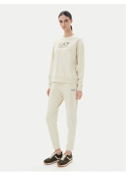 EA7 Emporio Armani Dres 7W000115 AF13135 U1079 Beżowy Regular Fit ze sklepu MODIVO w kategorii Dresy damskie - zdjęcie 183578581