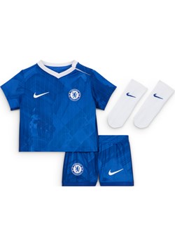 Trzyczęściowy strój piłkarski dla niemowląt i maluchów Nike Chelsea F.C. Stadium 2025/26 (wersja domowa) – replika - Niebieski ze sklepu Nike poland w kategorii Odzież dla niemowląt - zdjęcie 183585202