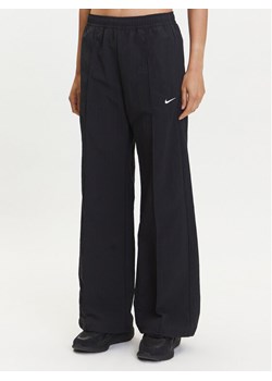 Nike Spodnie dresowe Trend FQ3588 Czarny Relaxed Fit ze sklepu MODIVO w kategorii Spodnie damskie - zdjęcie 183595720