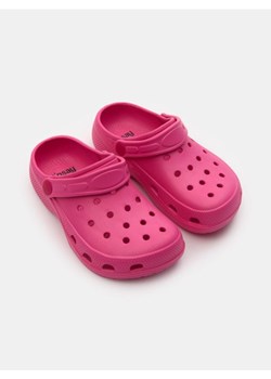 Sinsay - Chodaki z paskiem na pięcie - różowy ze sklepu Sinsay w kategorii Klapki dziecięce - zdjęcie 183596574