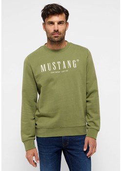 Męska bluza nierozpinana Mustang Style Clio Loden Green 1015917 6353 ze sklepu YouNeedit.pl w kategorii Bluzy męskie - zdjęcie 183597141
