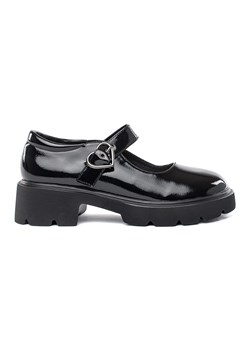 Lakierowane czarne loafersy na grubej podeszwie ze sklepu ButyModne.pl w kategorii Półbuty damskie - zdjęcie 183597774