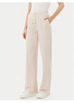 Guess Spodnie dresowe V5RB19 KCOB2 Beżowy Regular Fit - id: 0000304589935 - marki Guess - 183599680 Guess Spodnie dresowe V5RB19 KCOB2 Beżowy Regular Fit ze sklepu MODIVO w kategorii Spodnie damskie - zdjęcie 183599680