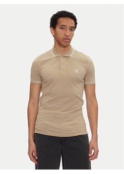 Calvin Klein Jeans Polo J30J315603 Beżowy Slim Fit ze sklepu MODIVO w kategorii T-shirty męskie - zdjęcie 183602260