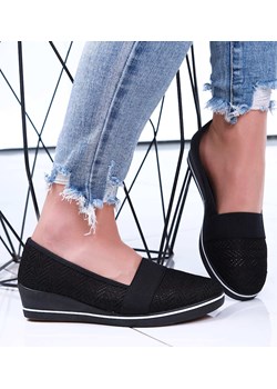 Czarne koronkowe tenisówki na niskim koturnie /G7-2 15897 T256/ ze sklepu Pantofelek24.pl w kategorii Trampki damskie - zdjęcie 183602414