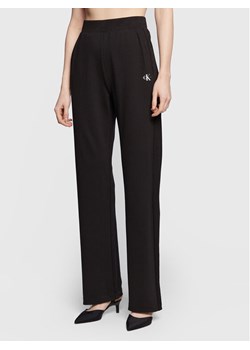 Calvin Klein Jeans Spodnie dresowe J20J220268 Czarny Regular Fit ze sklepu MODIVO w kategorii Spodnie damskie - zdjęcie 183603004