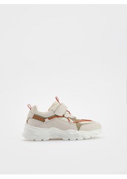 Reserved - Sneakersy na rzepy - beżowy - id: 734FS-08X - marki Reserved - 183608644 Reserved - Sneakersy na rzepy - beżowy ze sklepu Reserved w kategorii Spodnie męskie - zdjęcie 183608644