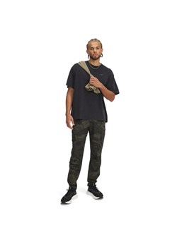 Męskie spodnie treningowe cargo UA Unstoppable Cargo Pant - khaki ze sklepu Sportstylestory.com w kategorii Saszetki - zdjęcie 183608930