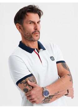 Męska koszulka polo z kolorowymi akcentami – biała V2 OM-POSS-0105 ze sklepu ombre w kategorii T-shirty męskie - zdjęcie 183610641