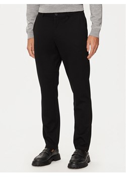 Guess Chinosy M4BB01 WGMB2 Czarny Regular Fit ze sklepu MODIVO w kategorii Spodnie męskie - zdjęcie 183612441