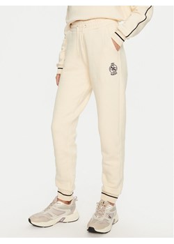 Guess Spodnie dresowe Nia V4BB06 KCHU1 Beżowy Regular Fit ze sklepu MODIVO w kategorii Spodnie damskie - zdjęcie 183612541