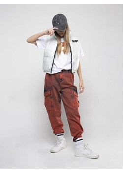 DKNY Jeansy D34B02 D Miedziany Regular Fit ze sklepu MODIVO w kategorii Spodnie dziewczęce - zdjęcie 183612791