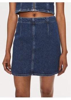 Calvin Klein Jeans Spódnica jeansowa J20J222827 Granatowy Regular Fit ze sklepu MODIVO w kategorii Spódnice - zdjęcie 183612903