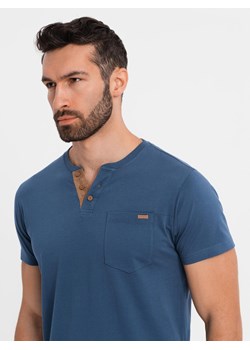 T-shirt męski z dekoltem na guziki i zamszowym wykończeniem – ciemnoniebieski V2 OM-TSCT-0206 ze sklepu ombre w kategorii T-shirty męskie - zdjęcie 183616324