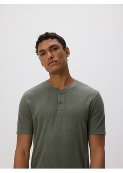 Reserved - T-shirt henley regular fit - ciemnozielony ze sklepu Reserved w kategorii T-shirty męskie - zdjęcie 183617363