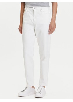 Calvin Klein Jeans Jeansy J20J225137 Biały Mom Fit ze sklepu MODIVO w kategorii Jeansy damskie - zdjęcie 183620134