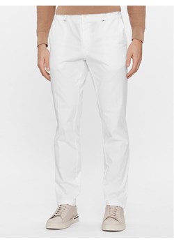 Boss Chinosy C-Genius-W-241 50509778 Biały Slim Fit ze sklepu MODIVO w kategorii Spodnie męskie - zdjęcie 183620180
