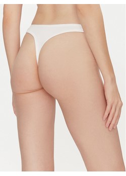 Tommy Hilfiger Stringi UW0UW05741 Biały ze sklepu MODIVO w kategorii Majtki damskie - zdjęcie 183620201
