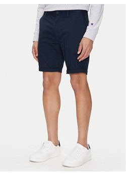 Tommy Jeans Szorty materiałowe Scanton DM0DM21950 Granatowy Slim Fit ze sklepu MODIVO w kategorii Spodenki męskie - zdjęcie 183620422