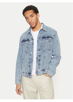Calvin Klein Jeans Kurtka jeansowa J30J326552 Niebieski Straight Fit ze sklepu MODIVO w kategorii Kurtki męskie - zdjęcie 183620451
