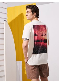 Sinsay - Bawełniana koszulka comfort fit z nadrukiem na plecach - kremowy ze sklepu Sinsay w kategorii T-shirty męskie - zdjęcie 183627204