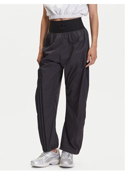 adidas Spodnie dresowe JJ0920 Szary Loose Fit ze sklepu MODIVO w kategorii Spodnie damskie - zdjęcie 183631613