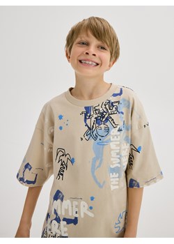 Reserved - T-shirt z nadrukiem - beżowy - id: 482ED-08X - marki Reserved - 183636832 Reserved - T-shirt z nadrukiem - beżowy ze sklepu Reserved w kategorii T-shirty chłopięce - zdjęcie 183636832