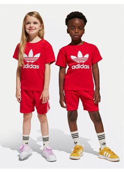 adidas Komplet t-shirt i spodenki adicolor JC9156 Czerwony Regular Fit ze sklepu MODIVO w kategorii Komplety chłopięce - zdjęcie 183639473