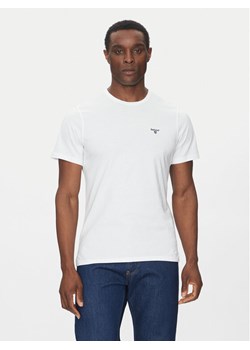 Barbour T-Shirt Essential Sports MTS0331WH11 Biały Tailored Fit ze sklepu MODIVO w kategorii T-shirty męskie - zdjęcie 183645451