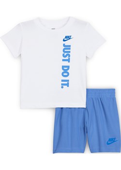 Zestaw T-shirt i spodenki z grafiką dla niemowląt Nike (12–24 M) - Niebieski ze sklepu Nike poland w kategorii Odzież dla niemowląt - zdjęcie 183650810
