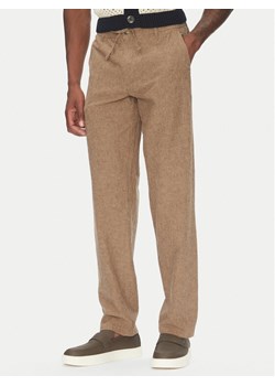 Lindbergh Spodnie materiałowe 30-008023 Beżowy Relaxed Fit ze sklepu MODIVO w kategorii Spodnie męskie - zdjęcie 183652812