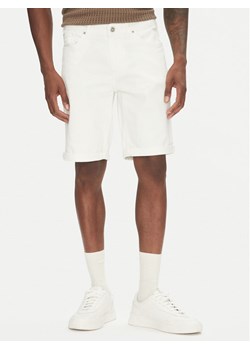 Lindbergh Szorty jeansowe 30-550002WHI Biały Regular Fit ze sklepu MODIVO w kategorii Spodenki męskie - zdjęcie 183652952