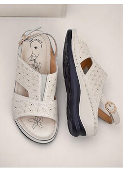 Royalfashion Damskie sandały na niskim koturnie Comfort Chic ze sklepu royalfashion.pl w kategorii Sandały damskie - zdjęcie 183657960