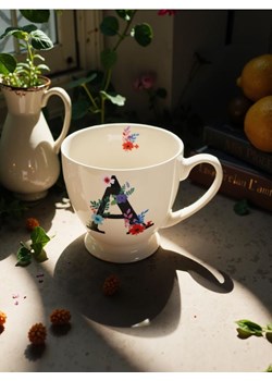Sinsay - Porcelanowy kubek z inicjałem i kwiatowym motywem - biały ze sklepu Sinsay w kategorii Kubki - zdjęcie 183663571