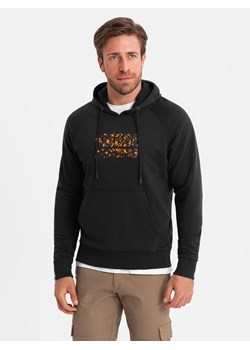Bluza kangurka męska z kapturem i nadrukiem - czarna V2 OM-SSPS-0155 ze sklepu ombre w kategorii Bluzy męskie - zdjęcie 183664444