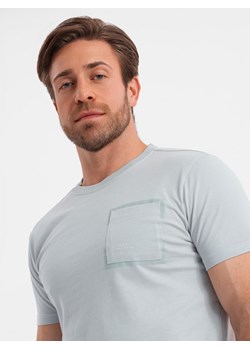Bawełniany męski t-shirt z nadrukiem na kieszonce – jasnoszary V10 OM-TSPT-0154 ze sklepu ombre w kategorii T-shirty męskie - zdjęcie 183664491