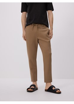 Reserved - Spodnie chino slim fit - beżowy ze sklepu Reserved w kategorii Spodnie męskie - zdjęcie 183671360