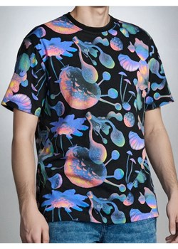 Sinsay - Koszulka comfort fit z abstrakcyjnym nadrukiem - wielobarwny ze sklepu Sinsay w kategorii T-shirty męskie - zdjęcie 183673183