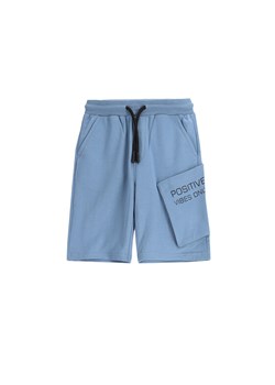 Coccodrillo Szorty sportowe WC5120501VBC Niebieski Regular Fit ze sklepu MODIVO w kategorii Spodenki chłopięce - zdjęcie 183683862