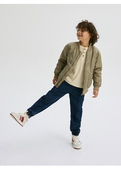 Reserved - Elastyczne jeansy jogger - granatowy ze sklepu Reserved w kategorii Spodnie chłopięce - zdjęcie 183686320