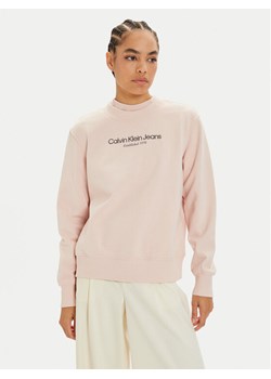 Calvin Klein Jeans Bluza Institutional J20J224913 Różowy Regular Fit ze sklepu MODIVO w kategorii Bluzy damskie - zdjęcie 183688983