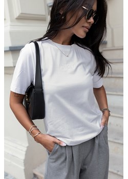 Klasyczny t-shirt damski z haftem - biały ze sklepu Cudmoda w kategorii Bluzki damskie - zdjęcie 183696314