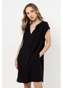 Sukienka oversize z wiązaniem przy dekolcie - czarna ze sklepu Cudmoda w kategorii Sukienki - zdjęcie 183696441