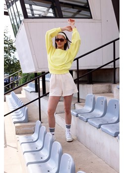 Bluza damska z otwartymi plecami - cytrynowa - id: 2031179 - marki BeWear - 183696450 Bluza damska z otwartymi plecami - cytrynowa ze sklepu Cudmoda w kategorii Bluzy damskie - zdjęcie 183696450