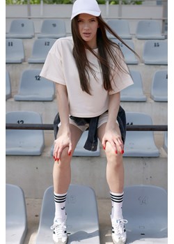 Bluza oversize z krótkimi rękawami - waniliowa ze sklepu Cudmoda w kategorii Bluzy damskie - zdjęcie 183696451