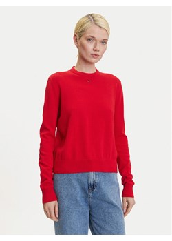 Tommy Jeans Sweter Essential DW0DW20159 Czerwony Regular Fit ze sklepu MODIVO w kategorii Swetry damskie - zdjęcie 183706281