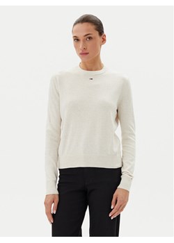 Tommy Jeans Sweter Essential DW0DW20159 Beżowy Regular Fit ze sklepu MODIVO w kategorii Swetry damskie - zdjęcie 183706312
