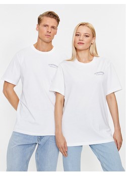 Converse T-Shirt Gf Retro Chuck Graphic Tee 2 10025913-A01 Biały Regular Fit ze sklepu MODIVO w kategorii Bluzki damskie - zdjęcie 183706453